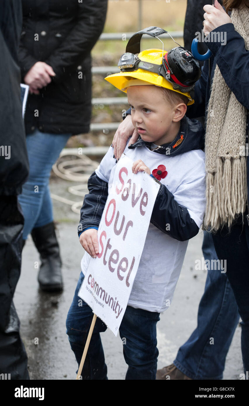 Rory Carrigan, di cinque anni, si unì a sua madre e a centinaia di lavoratori siderurgici per attraversare le strade di Motherwell per salvare il lavoro e impedire la chiusura dell'industria siderurgica in Scozia. PREMERE ASSOCIAZIONE foto. Data immagine: Sabato 7 novembre 2015. Lo scorso mese, la ditta siderurgica Tata ha annunciato la modificazione delle sue attività presso gli stabilimenti del Lanarkshire Dalzell a Motherwell e Clydebridge a Cambuslang, con la perdita di 270 posti. Lavoratori, leader sindacali e sostenitori hanno marciato da Dalzell al sito delle ex opere siderurgiche Ravenscraig oggi a sostegno di un’azione per salvare il Foto Stock