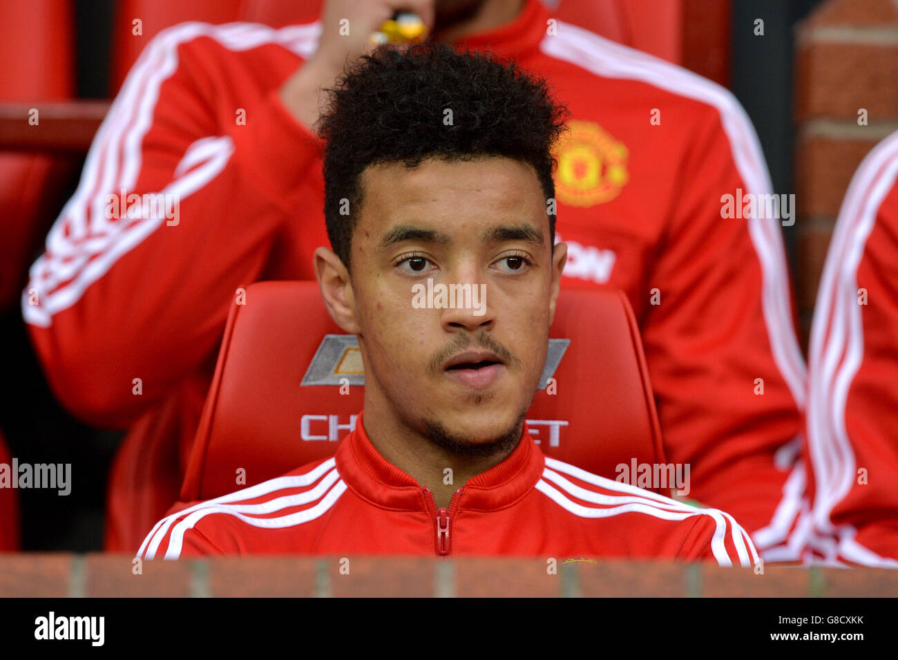 Il sostituto del Manchester United Cameron Borthwick-Jackson prende il suo posto sulla panchina prima della partita della Barclays Premier League a Old Trafford, Manchester. Foto Stock