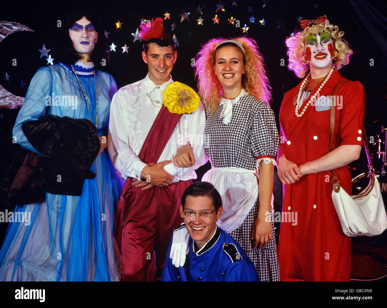 Un Pontins bluecoat pantomime cast esecuzione di Cenerentola. Regno Unito, circa novanta Foto Stock