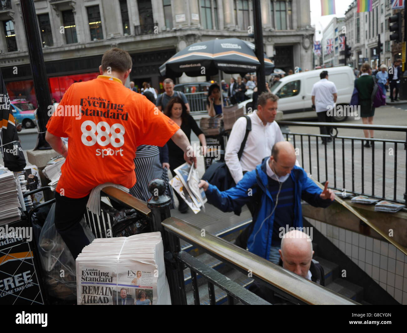 Distributore di quotidiani Evening Standard con T-shirt sportiva 888 Oxford Street London, con un titolo che resta in testa prima della brexit Foto Stock