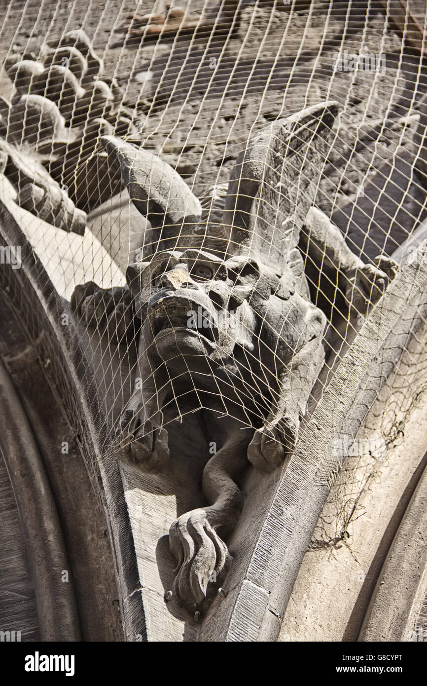 Scary pietroso gargoyle gotica con le ali e la coda sul Municipio di Marienplatz, Monaco di Baviera, Germania Foto Stock