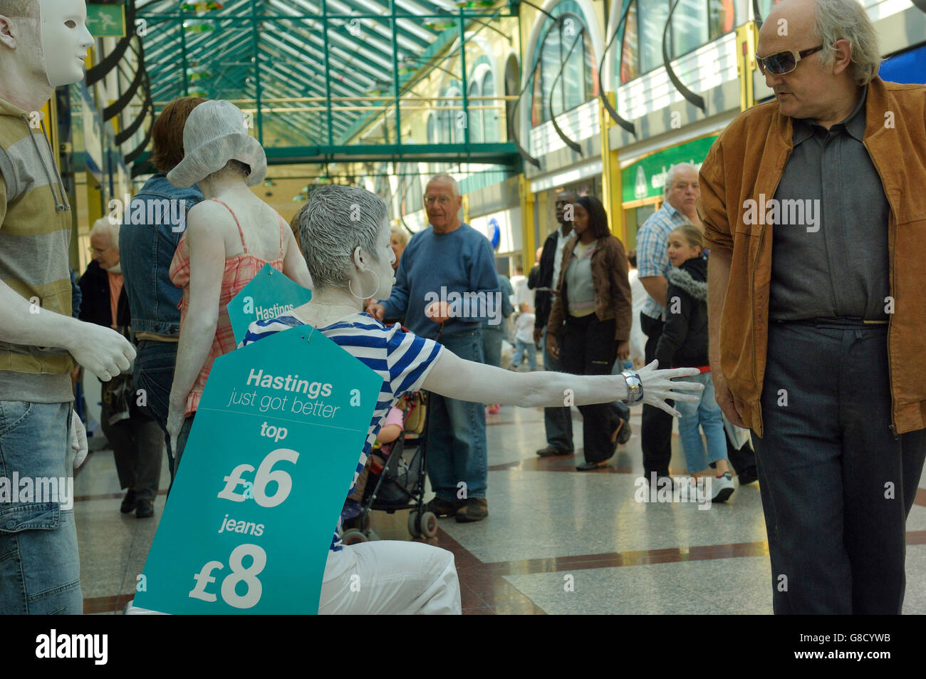 Promozionale di teatro di strada. Hastings, Inghilterra. Regno Unito. Europa Foto Stock
