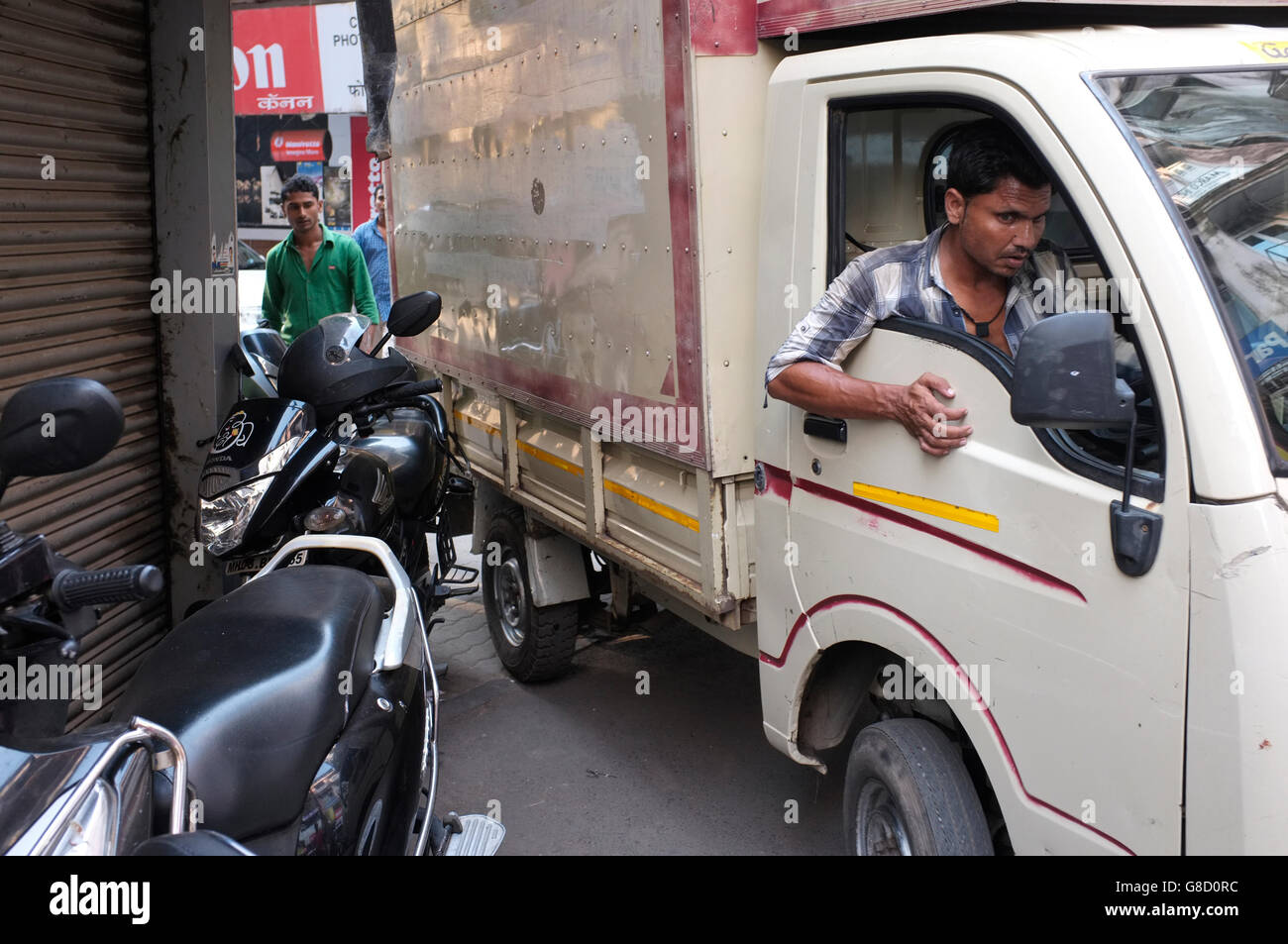 Un camion tenta di girare in una strada trafficata. Scene di strada di Mumbai, India Foto Stock