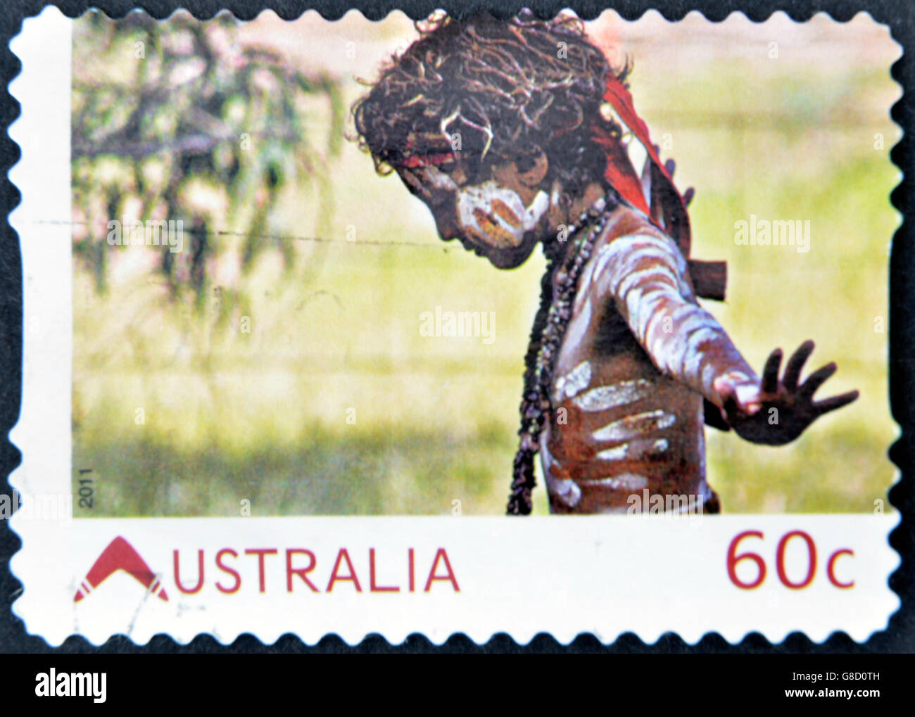 AUSTRALIA - circa 2011: un timbro stampato in Australia, mostra aborigena australiana bambino con la pelle verniciata nel tradizionale wa Foto Stock