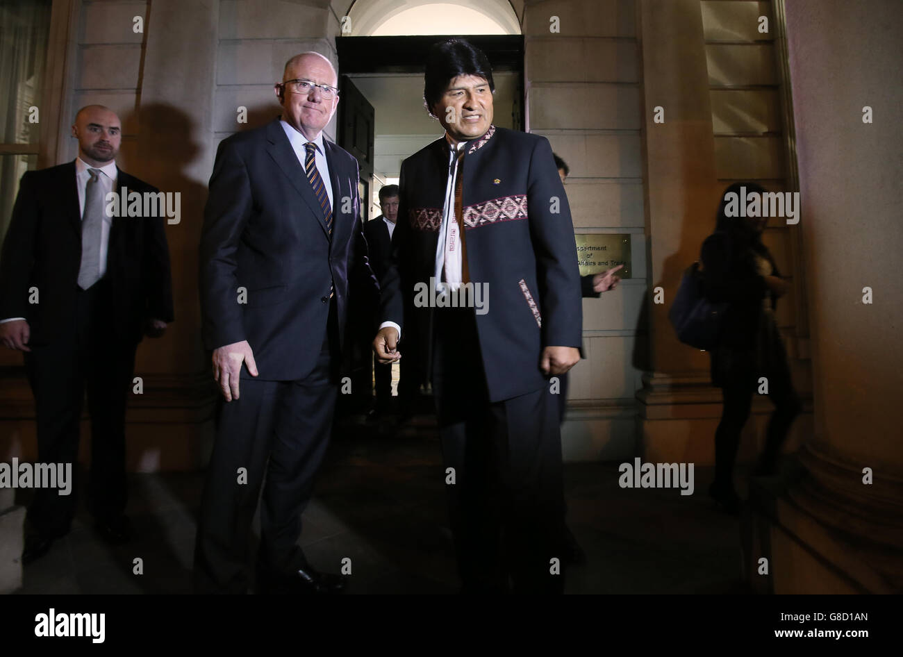 Il ministro degli Affari Esteri Charlie Flanagan (seconda a sinistra) dà il benvenuto al presidente boliviano Evo Morales al Dipartimento degli Affari Esteri di Dublino, Irlanda. Foto Stock