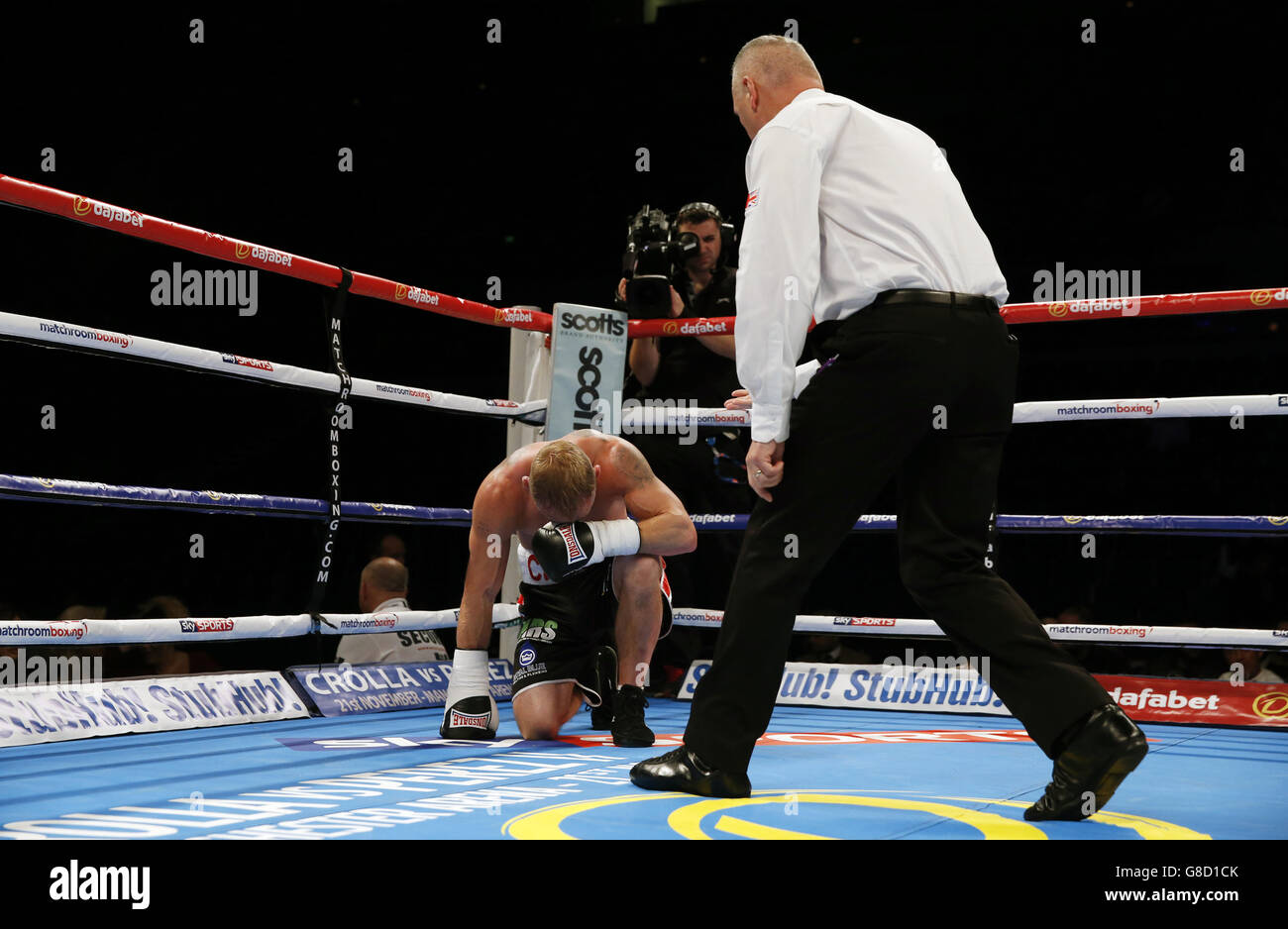 Chris Truman si accoccolò sulla tela dopo essere stato abbattuto da o'Hara Davies (non raffigurato) durante il loro Lightweight Contest alla Liverpool Echo Arena. PREMERE ASSOCIAZIONE foto. Data foto: Sabato 7 novembre 2015. Vedi la storia della Pennsylvania DI PUGILATO Liverpool. Il credito fotografico deve essere: Peter Byrne/PA Wire. Foto Stock