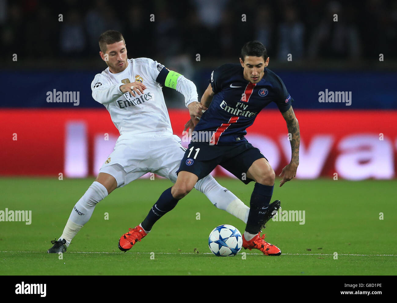 Calcio - UEFA Champions League - Gruppo A - Parigi Saint-Germain / Real Madrid - Parc Des Princes. Angelo di Maria di Parigi Saint-Germain e Sergio Ramos del Real Madrid (a sinistra) lottano per la palla Foto Stock