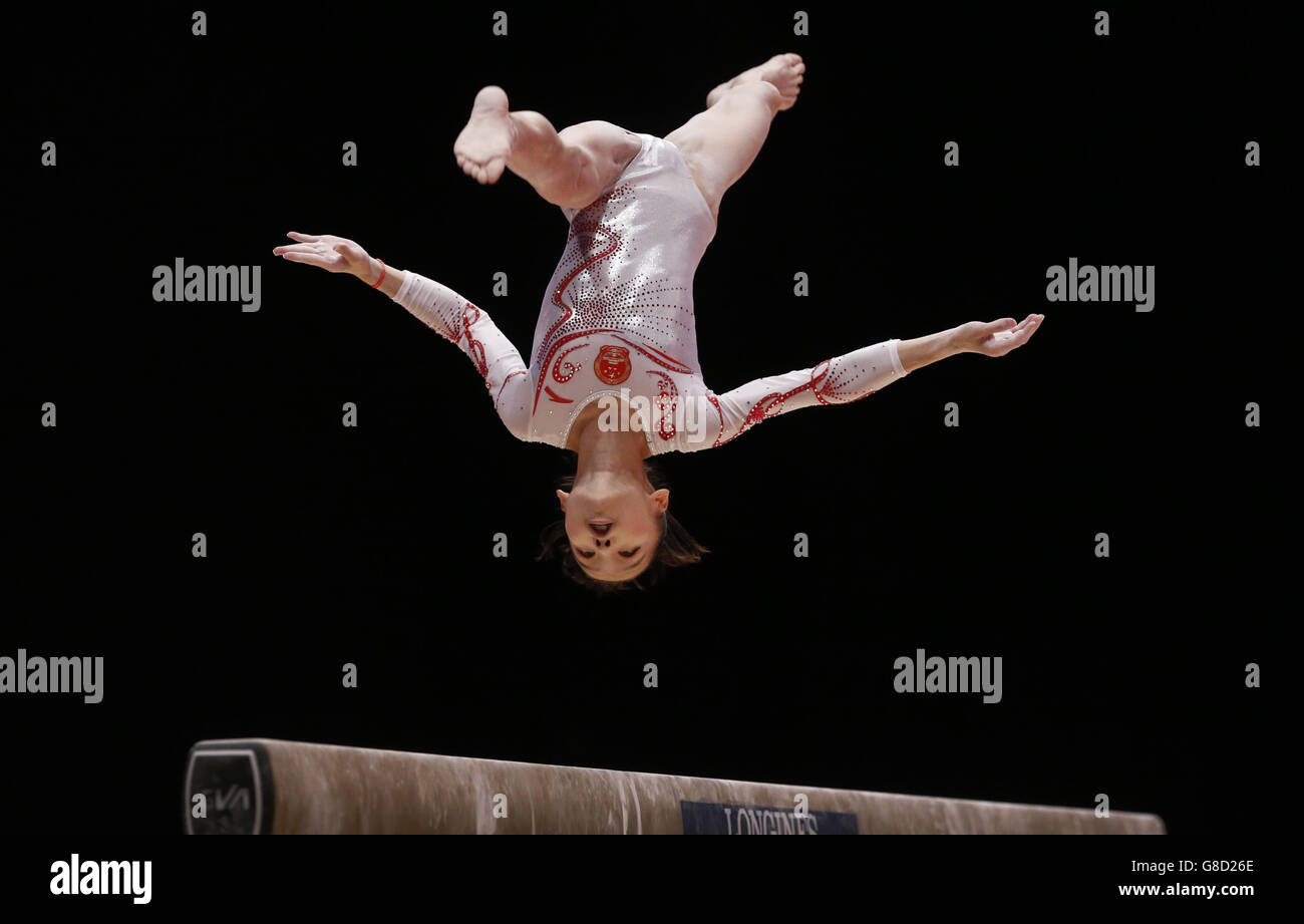 Chunsong Shang della Cina compete sul Balance Beam durante il secondo giorno dei Campionati Mondiali di ginnastica 2015 al SSE Hydro, Glasgow. Foto Stock