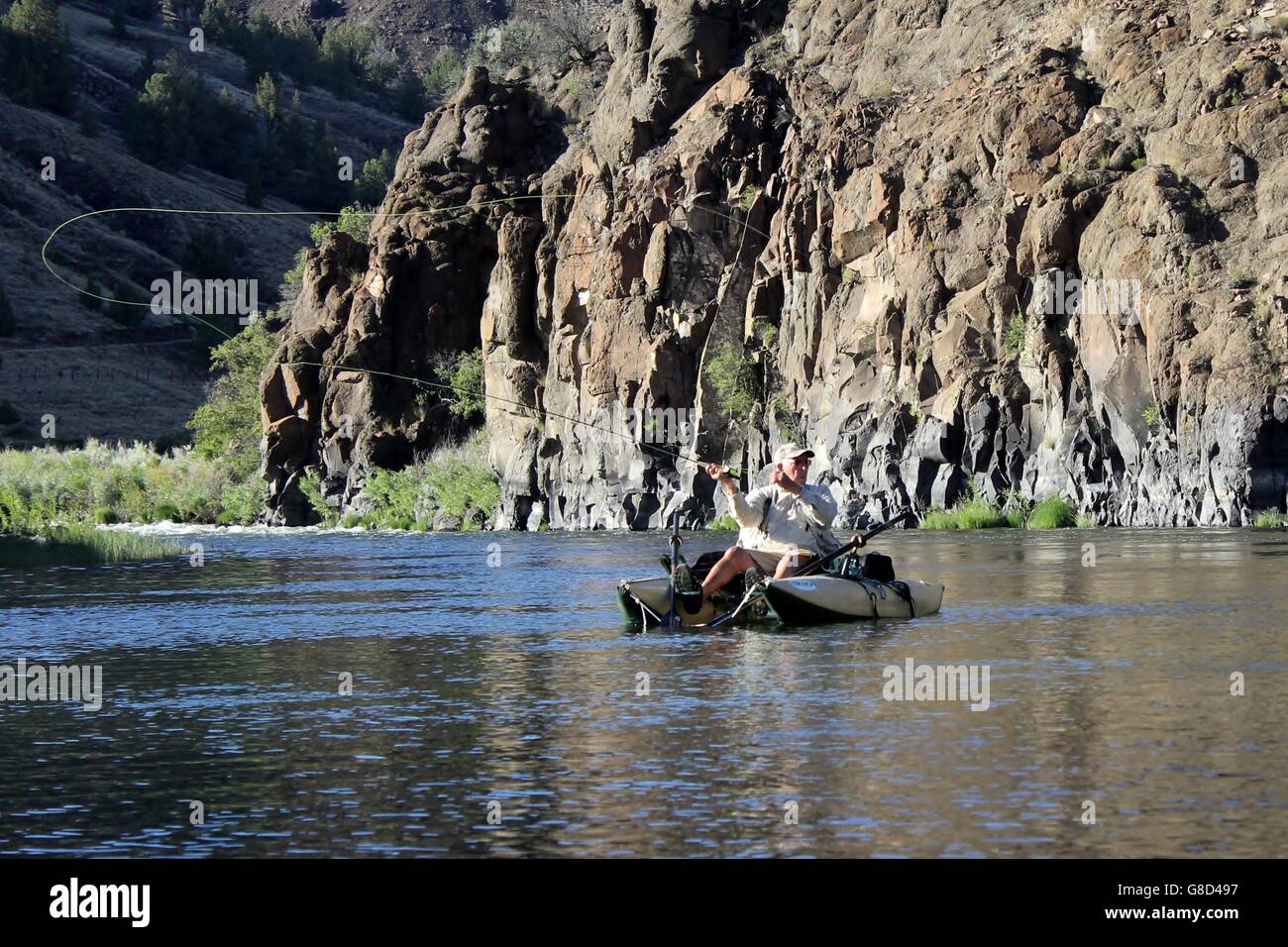 Vecchio gentleman di Pesca a Mosca Report di Pesca da un tubo galleggiante sul John giorno fiume, John giorno, Oregon Foto Stock