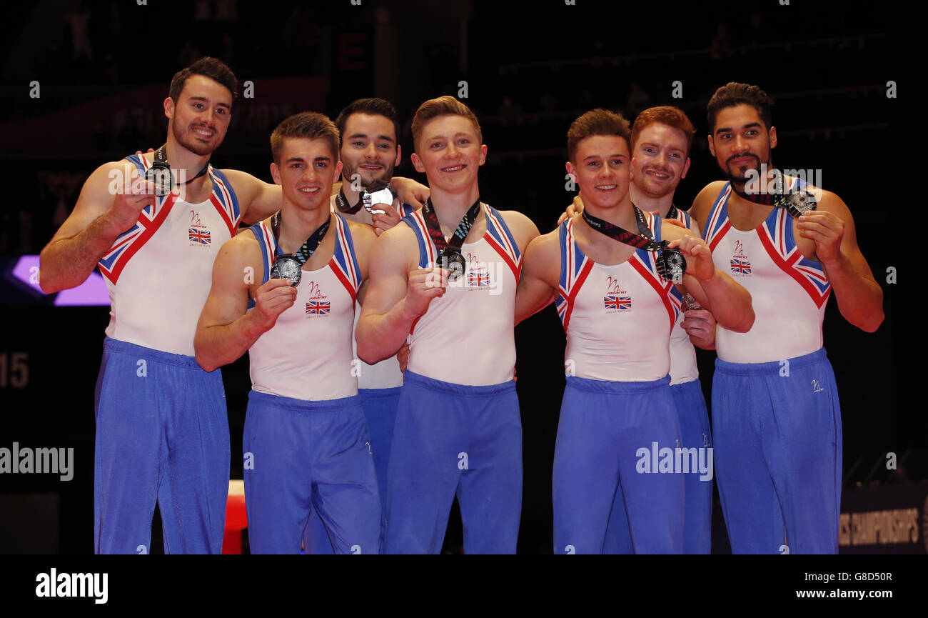 Great Britain (da sinistra a destra) Kristian Thomas, Max Whitlock, James Hall, Nile Wilson, Brinn Bevan, Daniel Purvis e Louis Smith dopo aver vinto l'argento nella finale della squadra maschile durante il sesto giorno dei Campionati Mondiali di ginnastica 2015 al SSE Hydro di Glasgow. Foto Stock