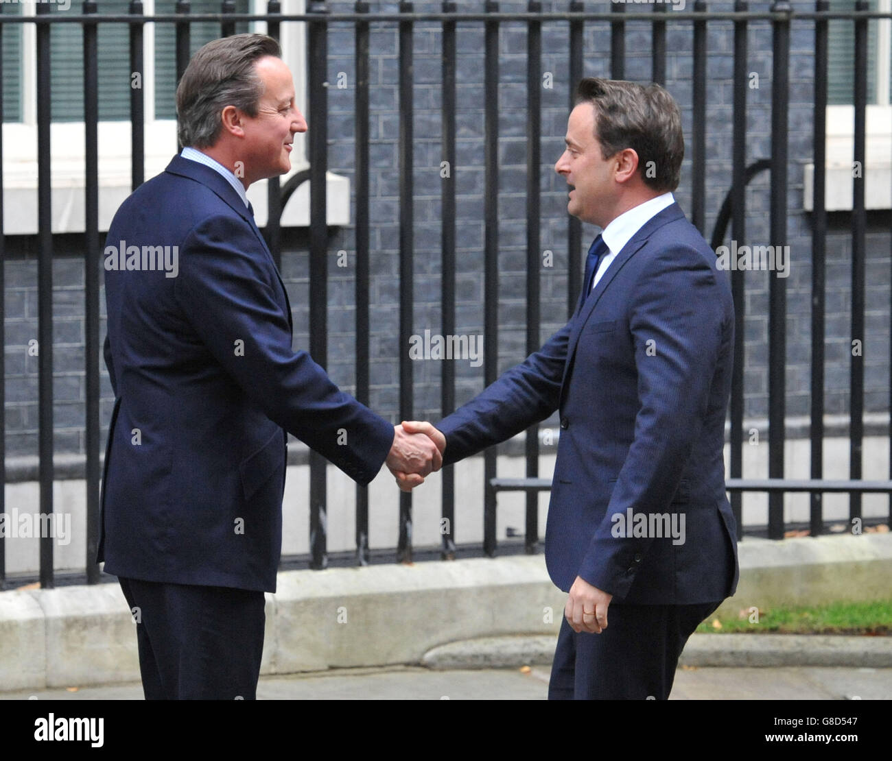 Il primo ministro David Cameron (a sinistra) saluta il primo ministro lussemburghese Xavier Bettel, fuori 10 Downing Street, Londra. Foto Stock