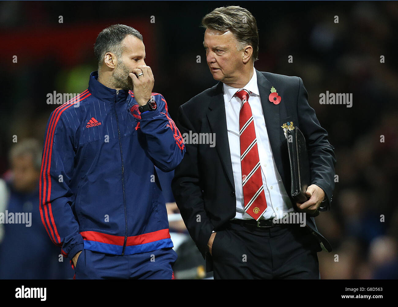 Il direttore di Manchester United Louis van-Gaal e il suo assistente Ryan Giggs Guarda deposto alla fine del gioco contro Middlesbrough Foto Stock