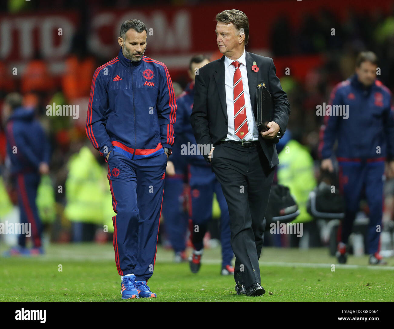 Calcio - Capital One Cup - Fourth Round - Manchester United / Middlesbrough - Old Trafford. Il manager del Manchester United Louis van-Gaal e il suo assistente Ryan Giggs sembrano sconsolati alla fine del gioco contro Middlesbrough Foto Stock