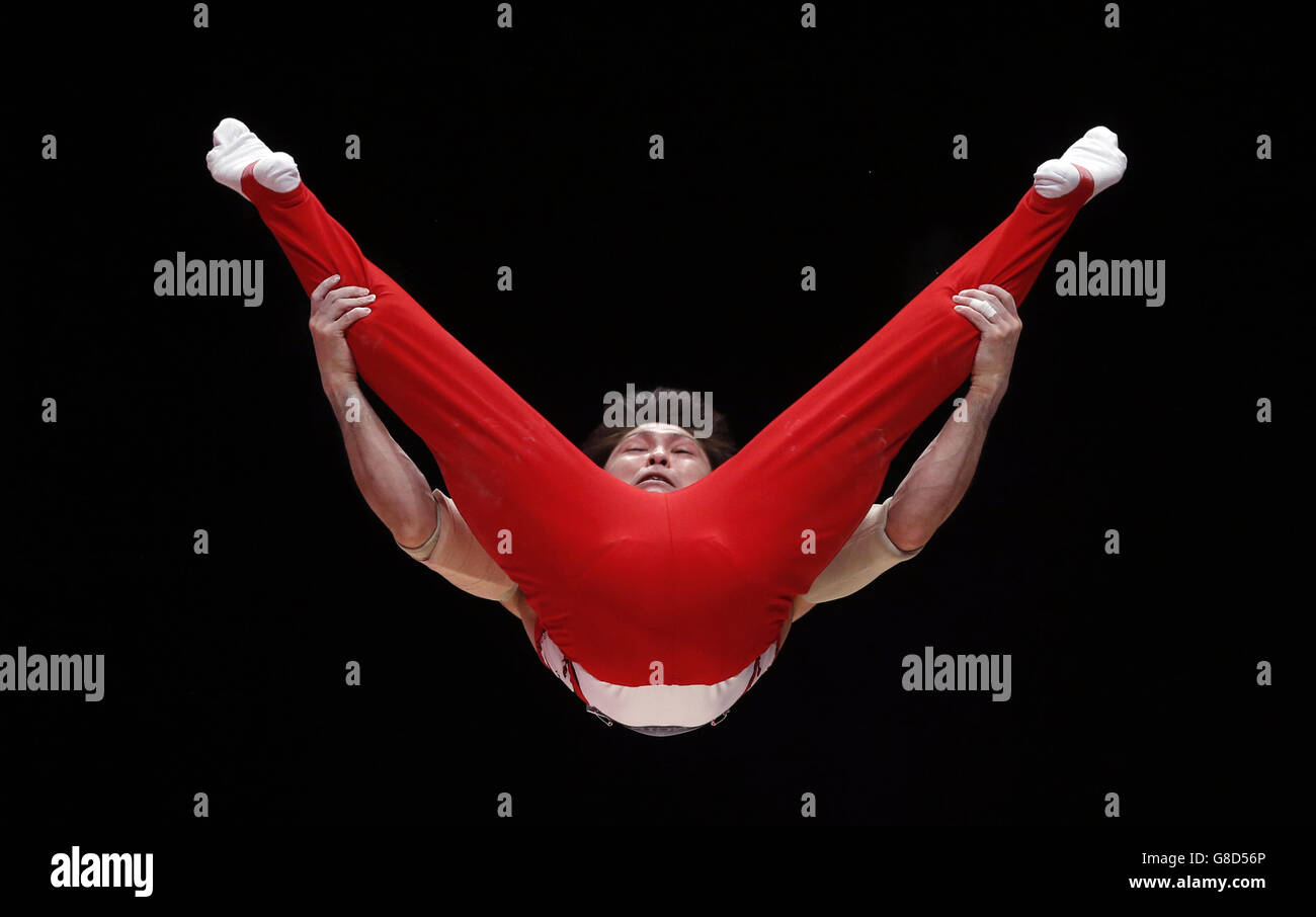 Il giapponese Kohei Uchimura compete sulle barre parallele durante il sesto giorno dei Campionati Mondiali di ginnastica 2015 al SSE Hydro, Glasgow. PREMERE ASSOCIAZIONE foto. Data immagine: Mercoledì 28 ottobre 2015. Il credito fotografico dovrebbe essere: Danny Lawson/PA Wire. RESTRIZIONI: . Rigorosamente nessun uso commerciale o associazione senza previa autorizzazione da parte di gymnast o del loro agente. Nessuna sequenza di immagini superiore a 5 immagini al secondo. Per ulteriori informazioni, chiamare il numero +44 (0)1158 447447. Foto Stock