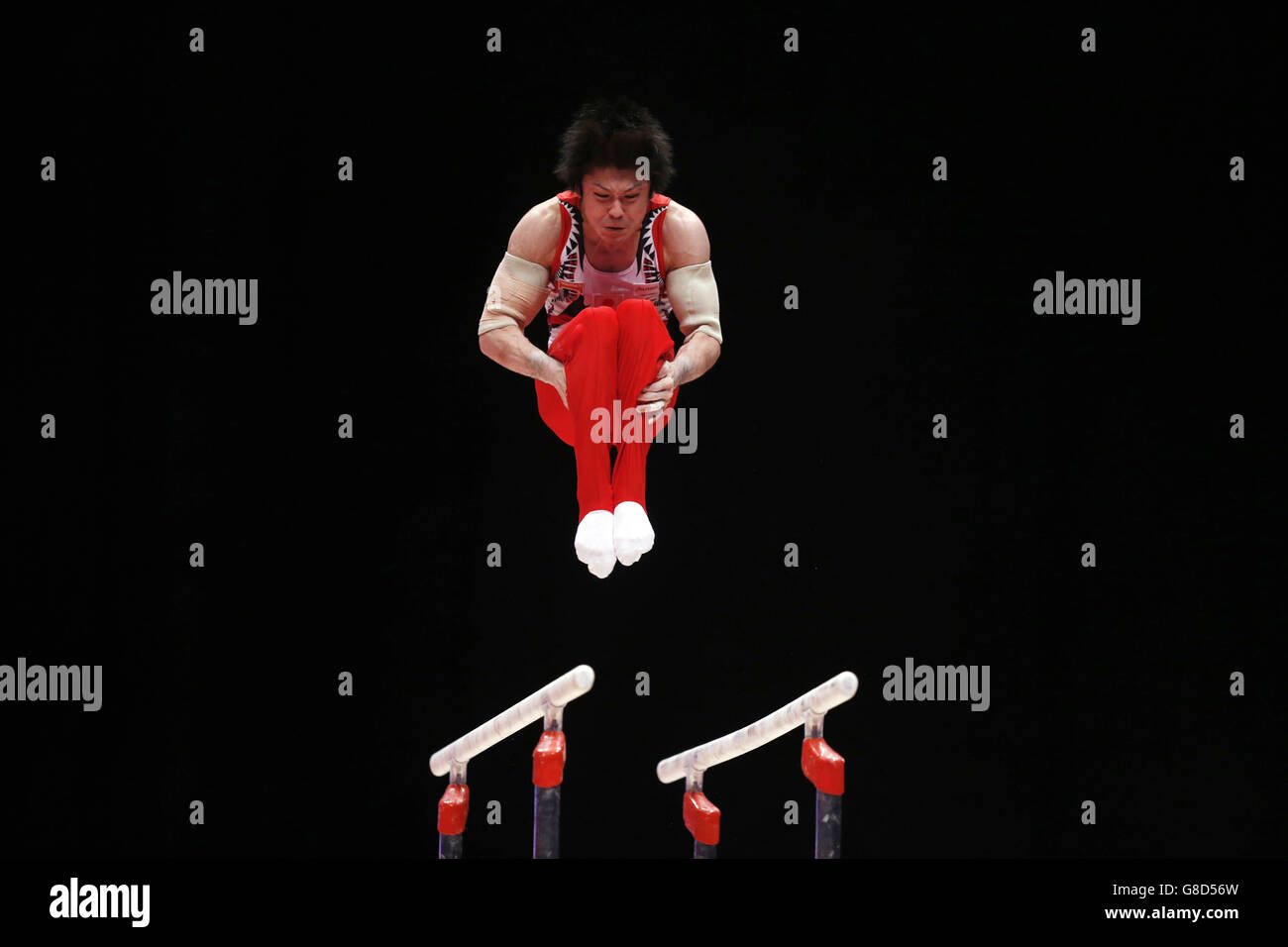 Il giapponese Kohei Uchimura compete sulle barre parallele durante il sesto giorno dei Campionati Mondiali di ginnastica 2015 al SSE Hydro, Glasgow. PREMERE ASSOCIAZIONE foto. Data immagine: Mercoledì 28 ottobre 2015. Il credito fotografico dovrebbe essere: Danny Lawson/PA Wire. RESTRIZIONI: . Rigorosamente nessun uso commerciale o associazione senza previa autorizzazione da parte di gymnast o del loro agente. Nessuna sequenza di immagini superiore a 5 immagini al secondo. Per ulteriori informazioni, chiamare il numero +44 (0)1158 447447. Foto Stock
