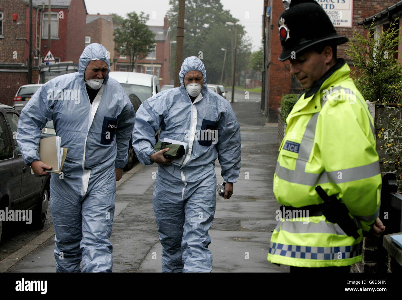 Ufficiali forensi arrivano alla casa dove un uomo è stato arrestato durante le incursioni all'alba sotto la legge sul terrorismo in relazione agli attentati suicidi sulle forze di coalizione in Iraq. Foto Stock