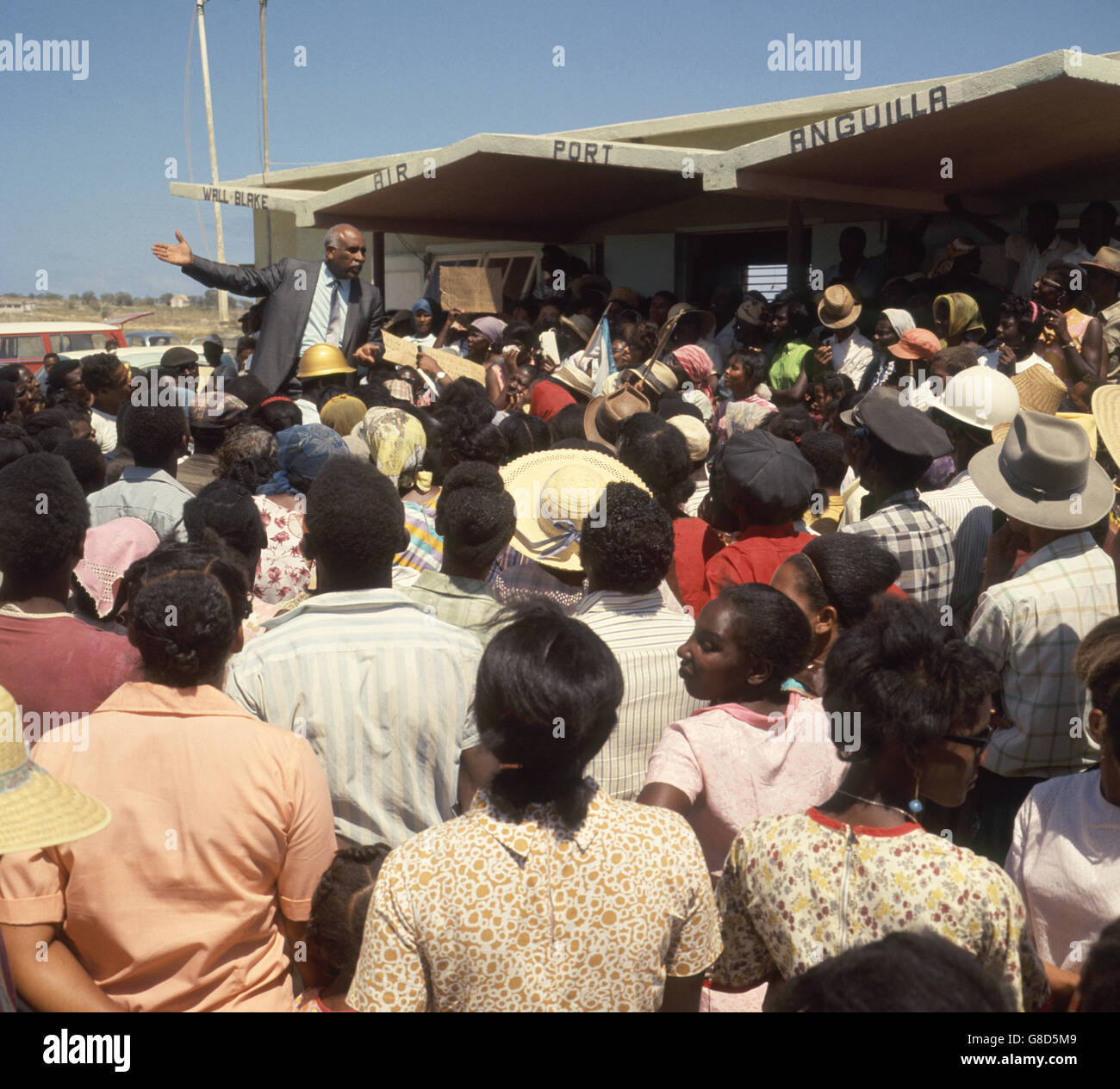 Geremia Gumbs, Rappresentanza di Anguilla presso le Nazioni Unite, al suo ritorno ad Anguilla. Le truppe britanniche, così come il poliziotto britannico, sono state inviate in isola a seguito di disordini politici. L'isola stava facendo un'offerta per l'indipendenza dalla Gran Bretagna. Foto Stock