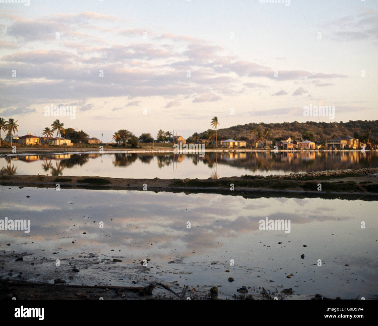 Una scena di calma senza scrupoli nell'isola ribelle dei Caraibi di Anguilla. Le truppe britanniche, così come il poliziotto britannico, sono state inviate in isola a seguito di disordini politici. L'isola stava facendo un'offerta per l'indipendenza dalla Gran Bretagna. Foto Stock