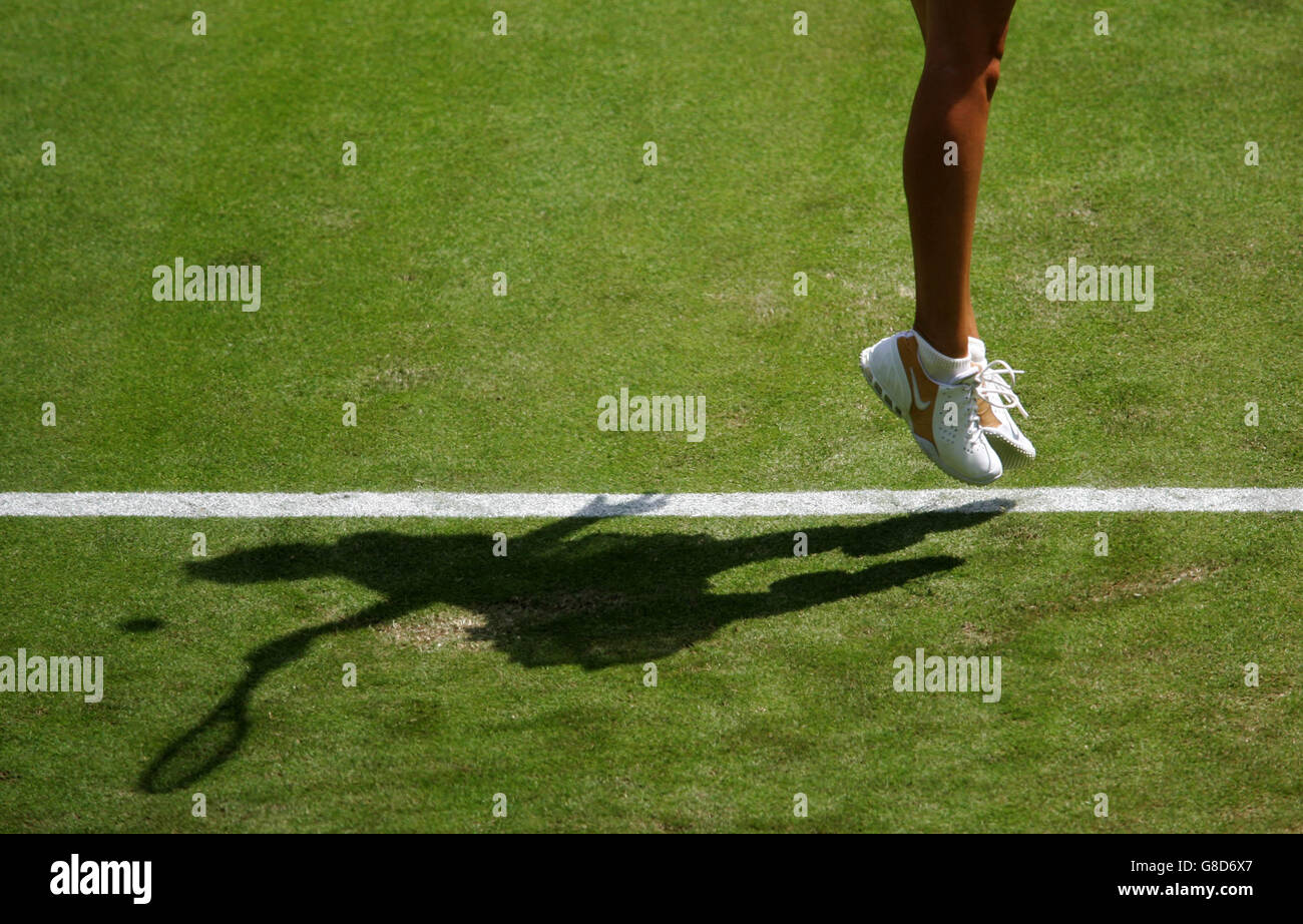 Tennis - campionati di Wimbledon 2005 - Le donne della prima tornata - Maria Sharapova v Nuria LLAGOSTERA - Tutti i Club in Inghilterra Foto Stock