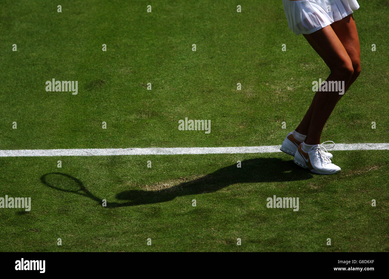Tennis - Wimbledon Championships 2005 - Women's First Round - Maria Sharapova / Nuria Lagostera - All England Club. Maria Sharapova della Russia serve la Nuria Lagostera della Spagna Foto Stock
