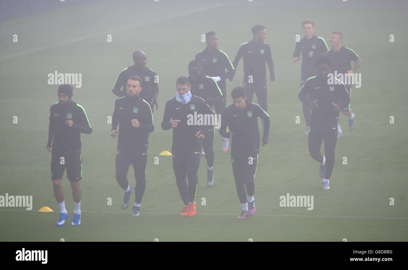 Calcio - UEFA Champions League - Gruppo D - Sevilla / Manchester City - Manchester City Training Session - City Football Academy. I giocatori di Manchester City si allenano nella nebbia fitta alla City Football Academy di Manchester. Foto Stock