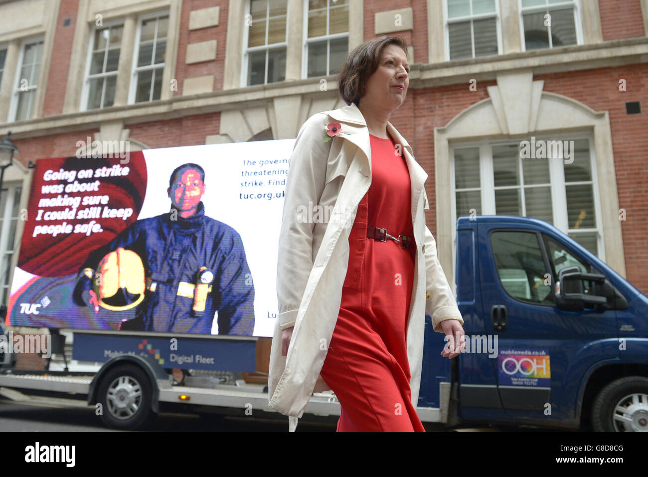 Il segretario generale DEL TUC Frances o'Grady si pone di fronte a un poster digitale prima di un raduno a Westminster per protestare contro il Trade Union Bill. Foto Stock