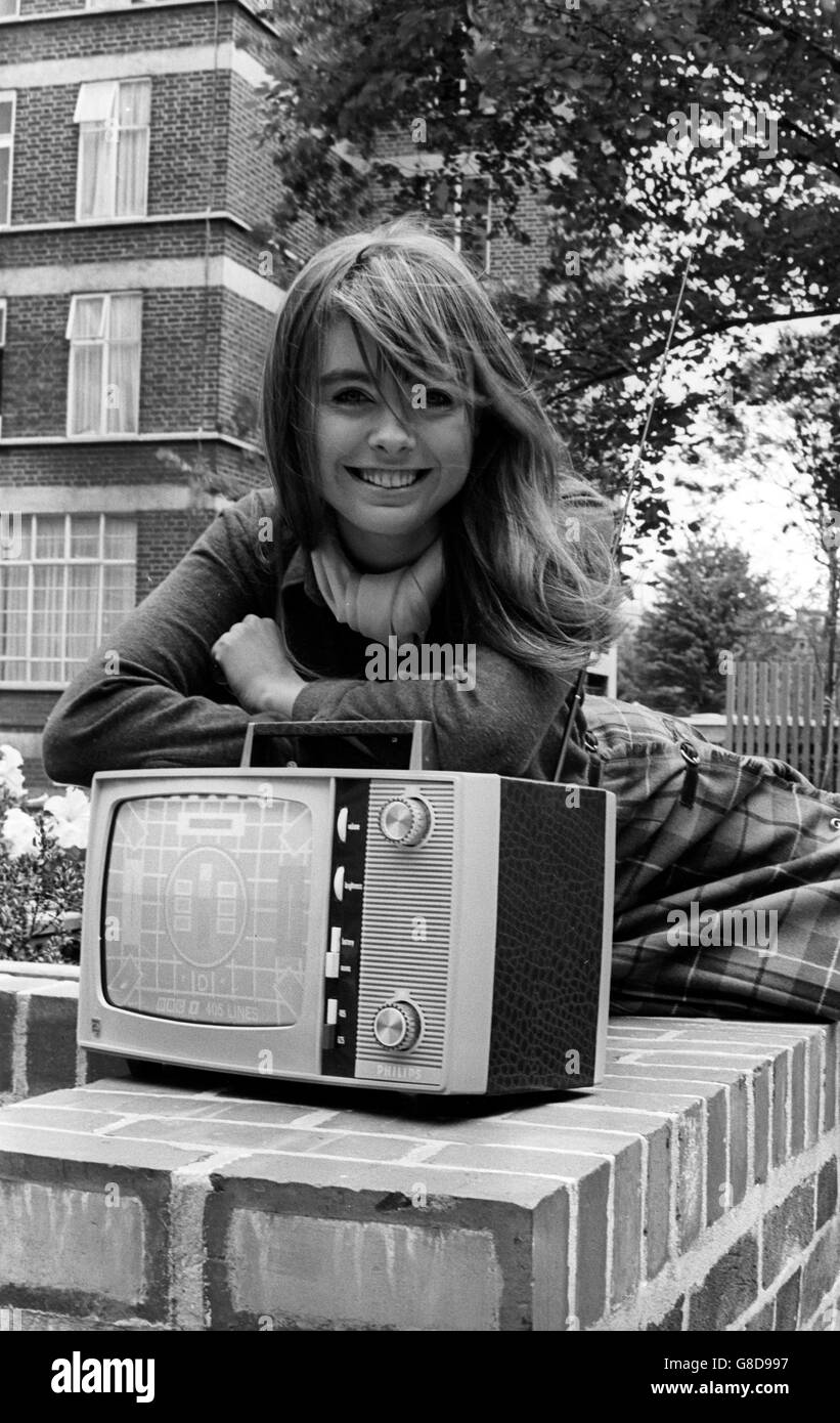 Il T-vette portatile, un TV a transistor, portato da Samantha Juste della BBC TV 'Top of the Pops', quando il nuovo set è stato lanciato da Philips ad una reception a Kensington, Londra. Foto Stock