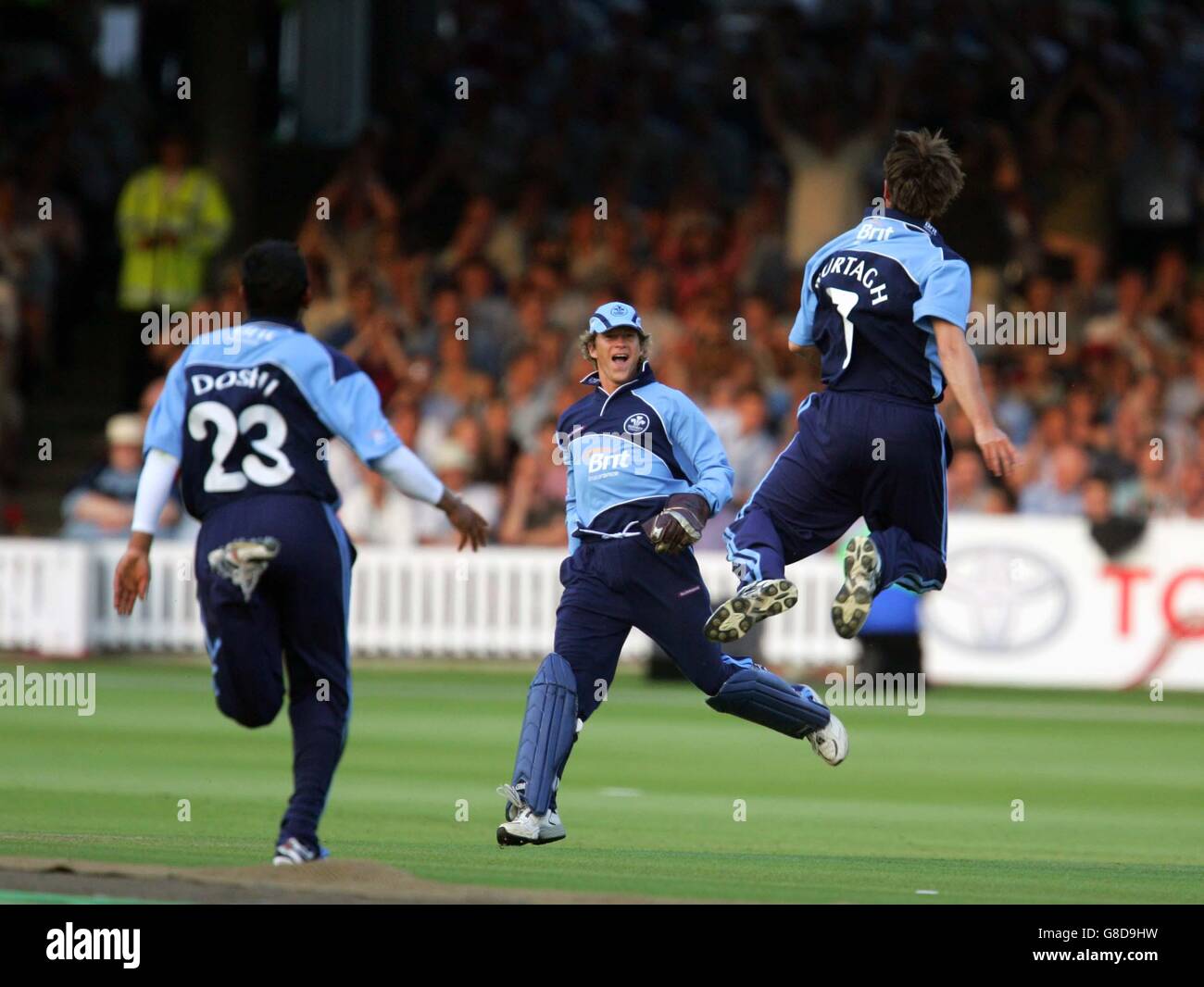 Cricket - Twenty20 Cup - Middlesex Crusaders / Surrey Lions - Lord's. Tim Murtagh dei Surrey Lions salta per la gioia dopo il bowling e la cattura del Middlesex Crusaders' Paul Weekes Foto Stock