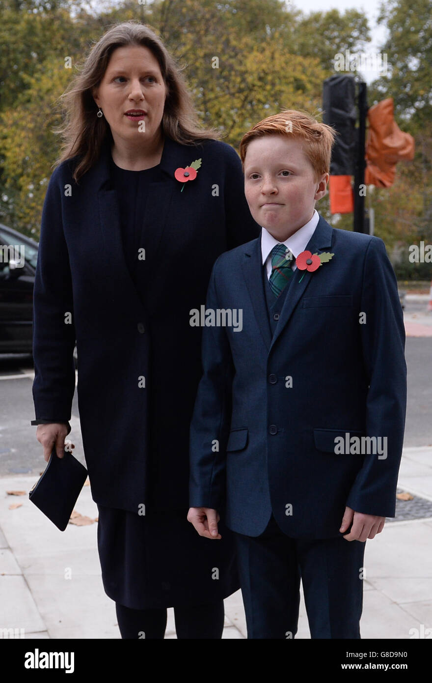 Sarah Gurling, ex moglie di Charles Kennedy, e il figlio Donald si pongono per i fotografi che arrivano alla cattedrale di St George a Londra per un servizio commemorativo per l'ex leader liberaldemocratico, morto a giugno. Foto Stock