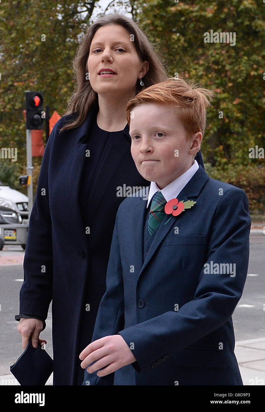 Sarah Gurling, ex moglie di Charles Kennedy, e il figlio Donald arrivano alla cattedrale di St George a Londra per un servizio commemorativo per l'ex leader liberaldemocratico, morto a giugno. Foto Stock