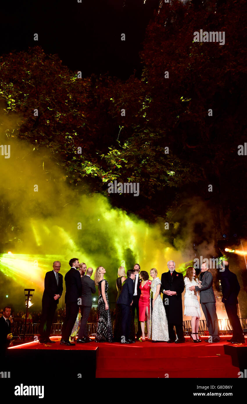 (Da sinistra a destra) Francis Lawrence, Sam Claflin, Gwendoline Christie, Stanley Tucci, Natalie Dormer, Josh Hutcherson, Jennifer Lawrence, Liam Hemsworth, Nina Jacobson, Elizabeth Banks, Donald Sutherland, Julianne Moore, Woody Harrelson e Jon Kilik partecipando alla prima britannica dei Giochi di Hunger, in occasione di Lejingst Square, a Londra. PREMERE ASSOCIAZIONE foto. Guarda la storia di PA SHOWBIZ HungerGames. Data immagine: Giovedì 5 novembre 2015. Il credito fotografico dovrebbe essere: Ian West/PA Wire Foto Stock