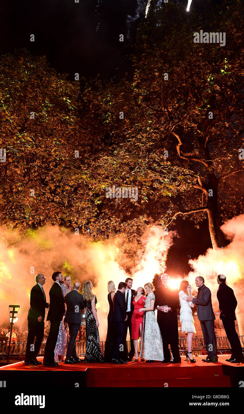 (Da sinistra a destra) Francis Lawrence, Sam Claflin, Gwendoline Christie, Stanley Tucci, Natalie Dormer, Josh Hutcherson, Jennifer Lawrence, Liam Hemsworth, Nina Jacobson, Elizabeth Banks, Donald Sutherland, Julianne Moore, Woody Harrelson e Jon Kilik partecipando alla prima britannica dei Giochi di Hunger, in occasione di Lejingst Square, a Londra. PREMERE ASSOCIAZIONE foto. Guarda la storia di PA SHOWBIZ HungerGames. Data immagine: Giovedì 5 novembre 2015. Il credito fotografico dovrebbe essere: Ian West/PA Wire Foto Stock