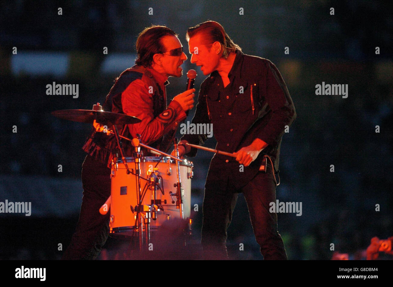 Il cantante degli U2 Bono (a sinistra) e il batterista Larry Mullen sul palco durante la seconda data irlandese del loro Vertigo Tour. Foto Stock