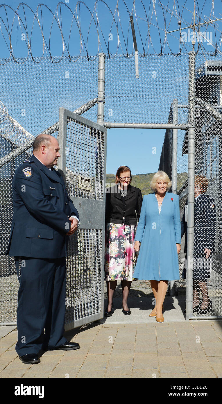 La Duchessa di Cornovaglia, cammina attraverso un cancello di sicurezza durante un tour della prigione di Arohata, una prigione femminile nel sobborgo di Wellington a Tawa, Nuova Zelanda. Foto Stock