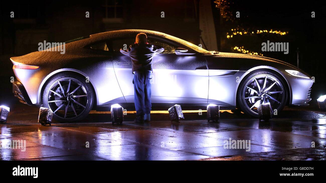 Un giovane ragazzo si esibire nella vetrina della nuova Aston Martin DB10 in mostra al Blenheim Palace di Oxfordshire, mentre i piloti Aston Martin partecipano a una proiezione di film su drive-in di Spectre, DB10: Costruito per Bond, un documentario sulla realizzazione dell'Aston Martin DB10 per il nuovo film di James Bond. Foto Stock