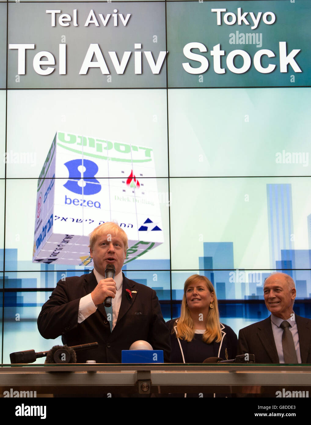Il Sindaco di Londra Boris Johnson apre le negoziazioni alla Borsa di Tel Aviv all'inizio di una visita commerciale di quattro giorni in Israele. Foto Stock