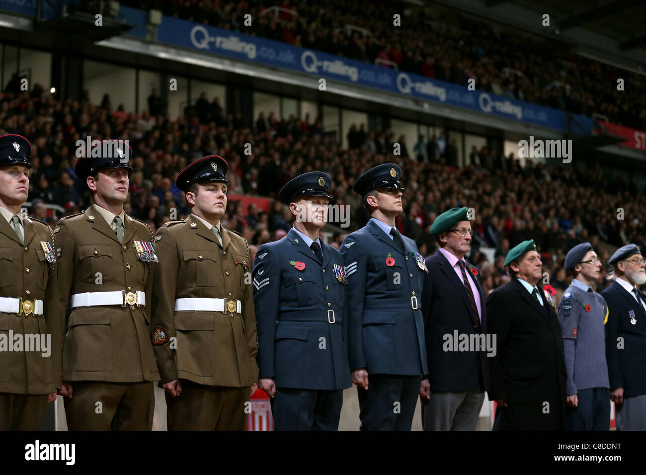 Calcio - Barclays Premier League - Stoke City / Chelsea - Britannia Stadium. I pensionati e gli attuali membri delle forze armate osservano un minuto di silenzio prima del calcio d'inizio Foto Stock