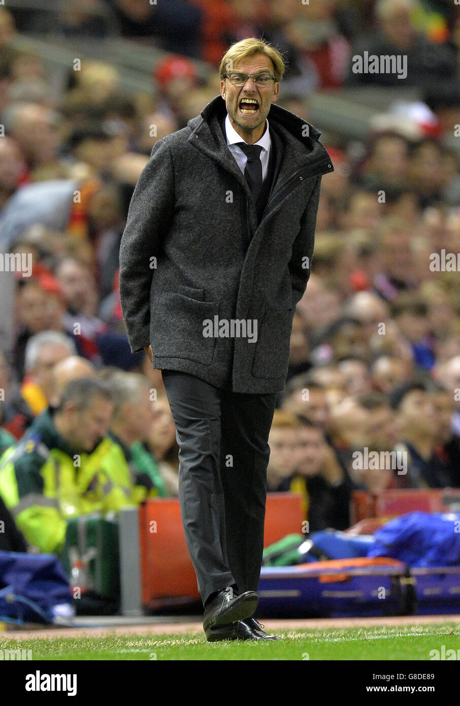 Calcio - UEFA Europa League - Gruppo B - Liverpool / Rubin Kazan - Anfield. Il direttore di Liverpool Jurgen Klopp urla le istruzioni alla sua squadra durante il gioco contro Rubin Kazan Foto Stock