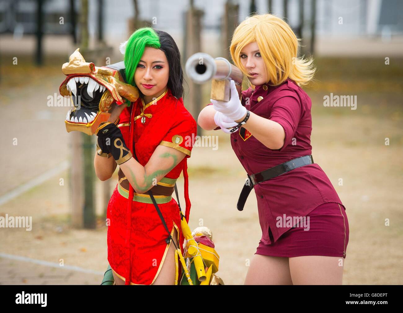 Vivien Yap (a sinistra) vestita come Firecracker Jinx, del videogioco League of Legends, e Teraana, vestita come Seras Victoria della serie Hellsing al MCM London Comic con all'Excel London. Foto Stock