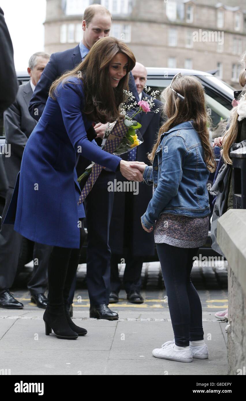 Il Duca e la Duchessa di Cambridge arrivano per la visita all'angolo, dove hanno partecipato a un laboratorio anti-bullismo come parte della loro visita a Dundee in Scozia. Foto Stock