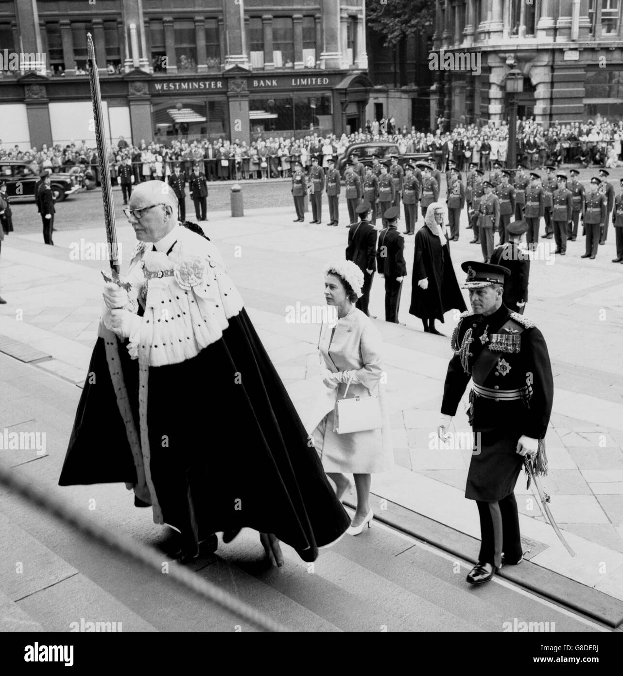 Preceduta dal Signore Sindaco di Londra, Sir Lionel Denny, che porta una spada, la Regina Elisabetta II e il Principe Filippo saliscono i gradini per la Cattedrale di St Paul, Londra, mentre arrivano a frequentare il Regiment del servizio di ringraziamento per artiglieria. Foto Stock