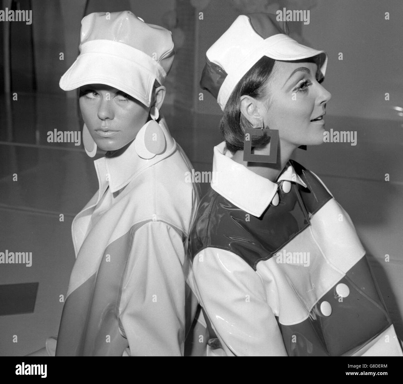 Impermeabili in PVC con il picco cappelli - Kayser Fashion Show - Londra Foto Stock