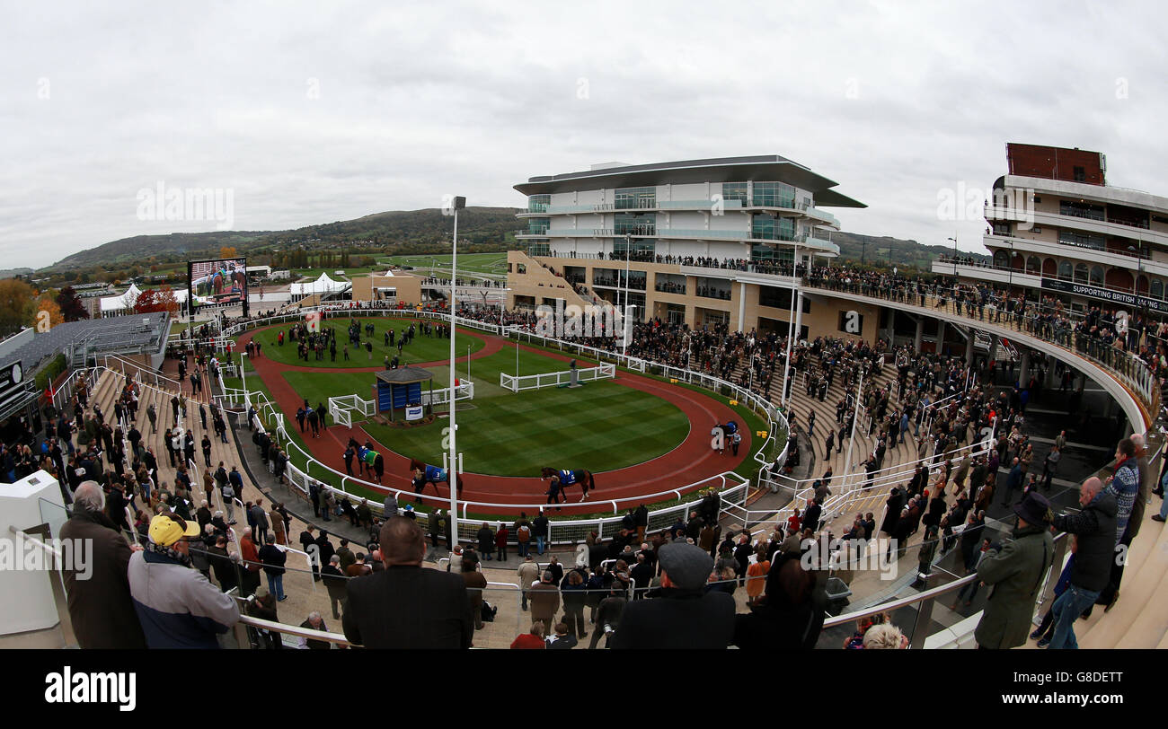 Vista generale dell'anello della parata prima dell'ostacolo dei novizi della gestione degli investimenti di Neptune durante il giorno uno della Showcase all'Ippodromo di Cheltenham. PREMERE ASSOCIAZIONE foto. Data immagine: Venerdì 23 ottobre 2015. Guarda la storia della PA DI CHELTENHAM. Il credito fotografico dovrebbe essere: David Davies/PA Wire Foto Stock