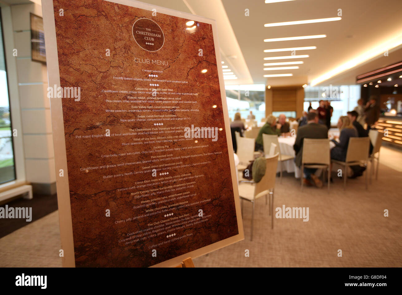 Corse ippiche - The Showcase - Day One - Cheltenham Racecourse. Il menu' all'interno del bar Cheltenham Club Foto Stock