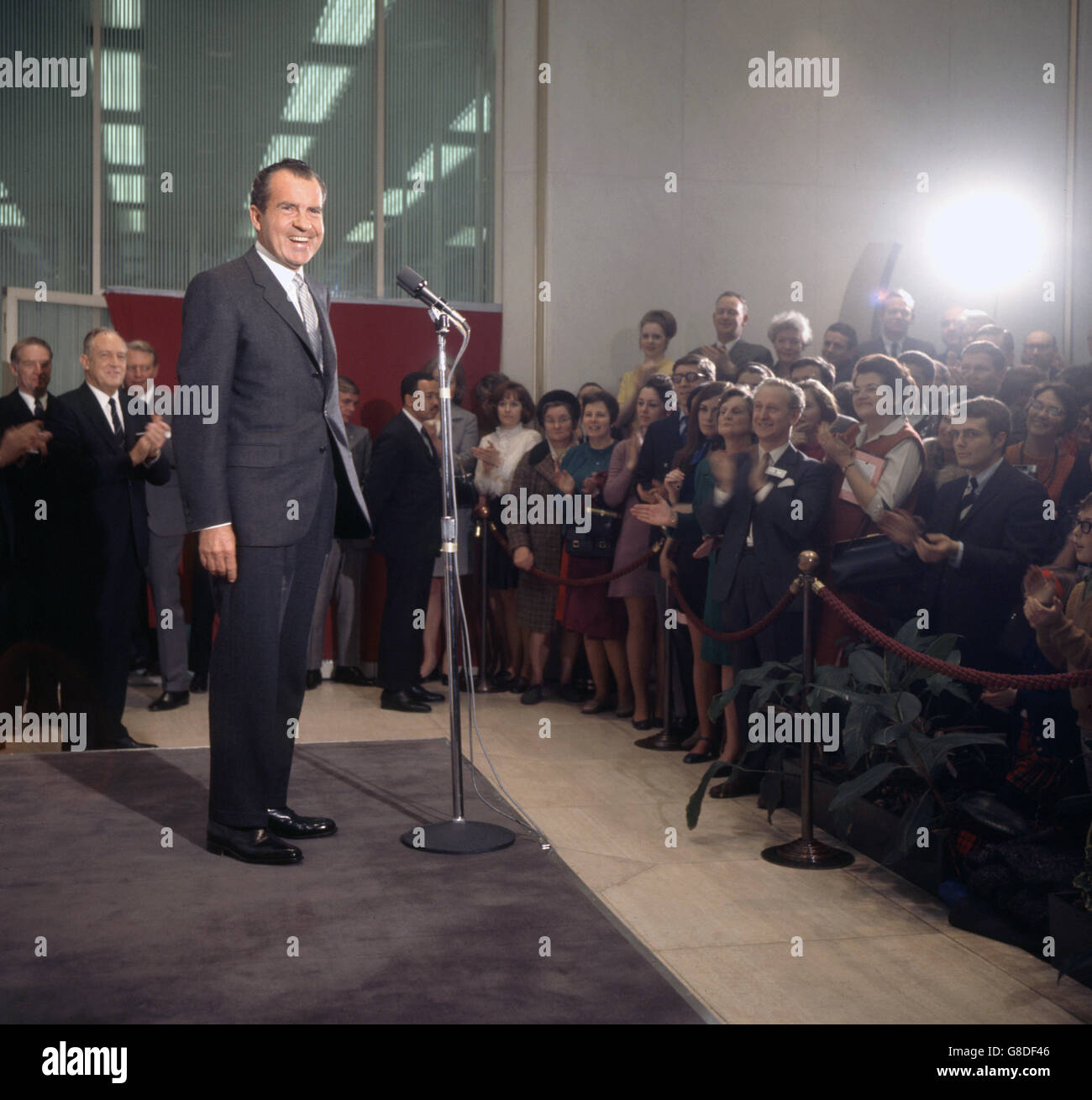 il presidente degli Stati Uniti Richard Nixon parla con il personale dell'ambasciata degli Stati Uniti a Londra. Foto Stock