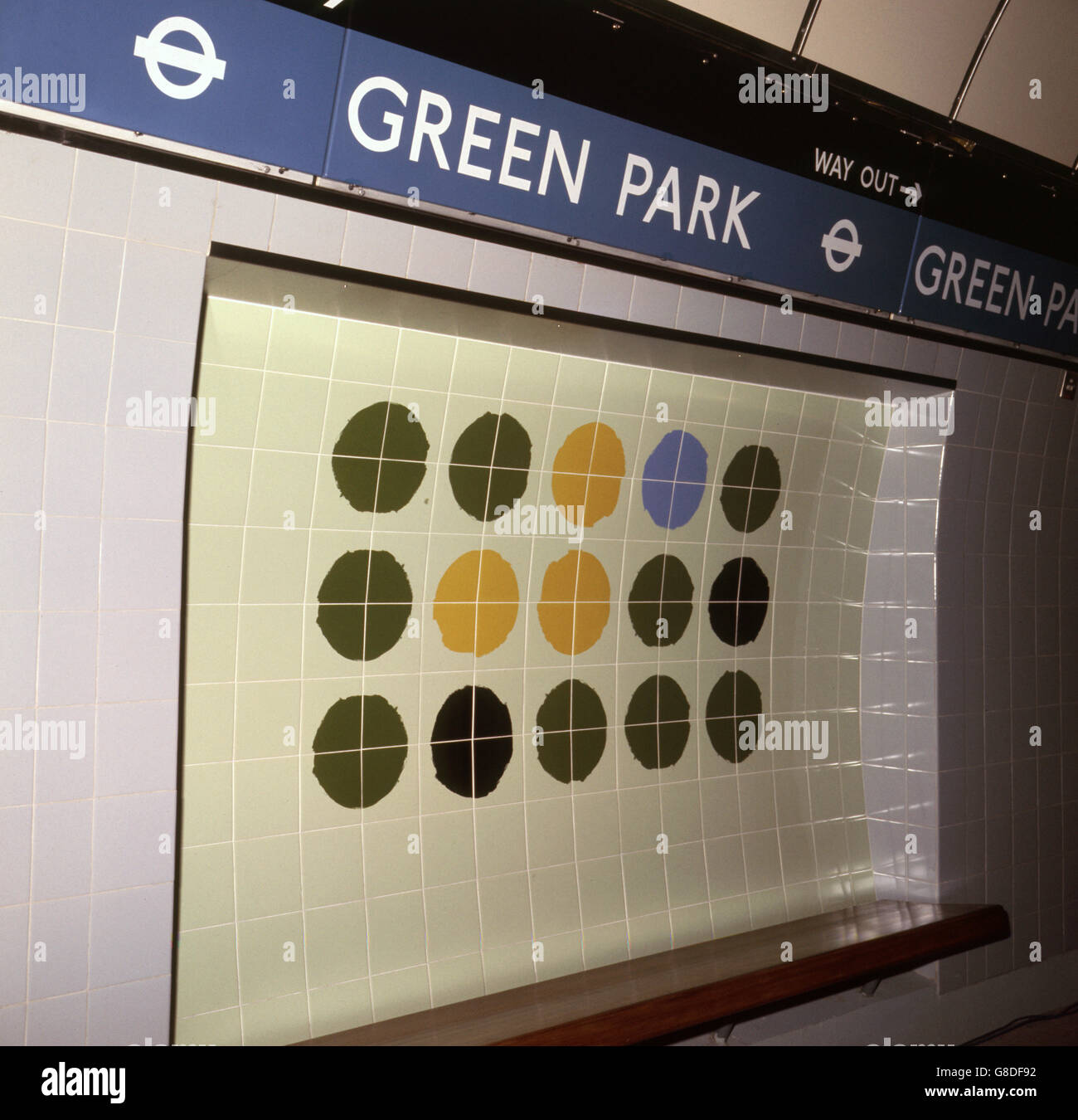 Piastrelle a mosaico sulle pareti della stazione della metropolitana di Green Park, Londra. Foto Stock