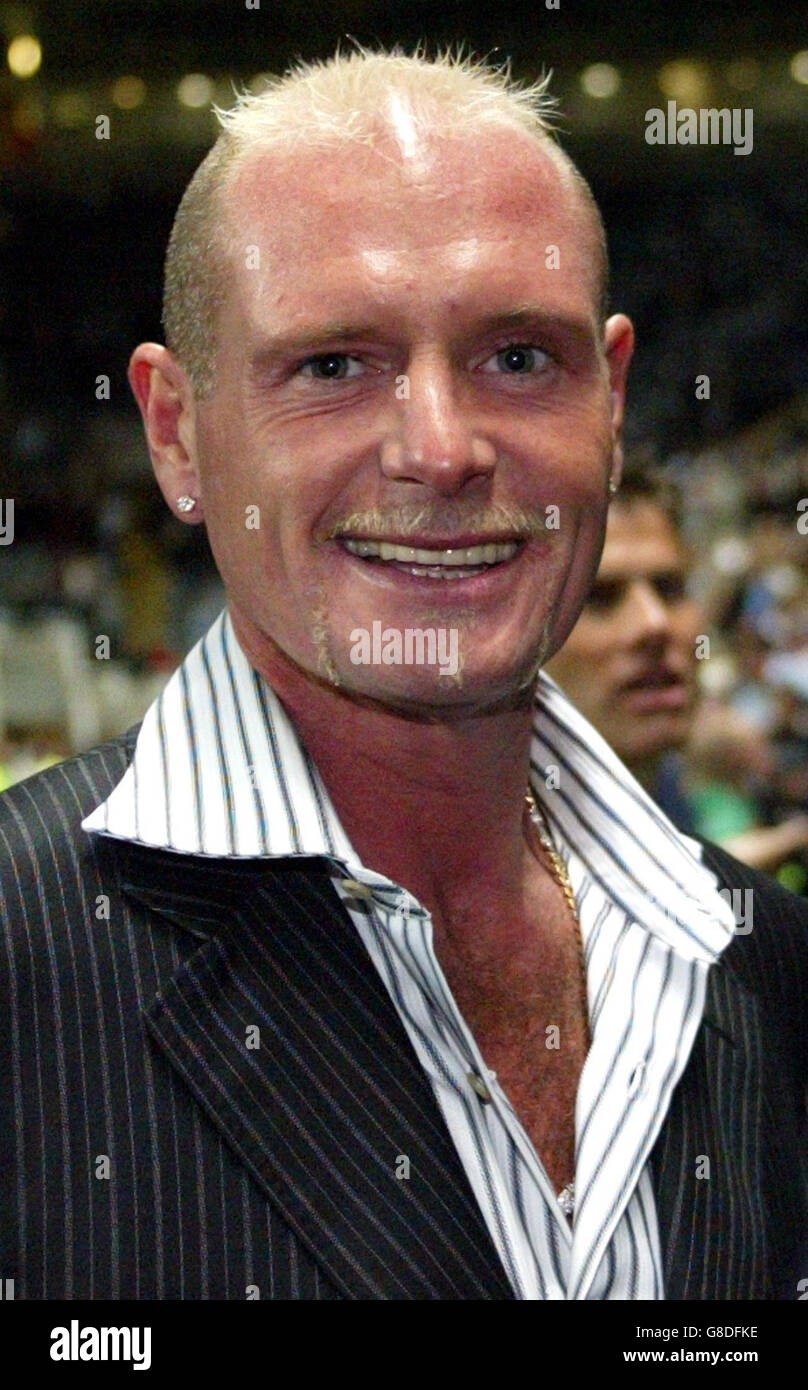 File della biblioteca datato 10/10/2004 dell'ex calciatore Paul Gascoigne che ha avuto la possibilità di uscire dal pensionamento dal manager di Clyde Graham Roberts, sabato 18 giugno 2005. Roberts, un ex giocatore di Tottenham e Rangers, è ansioso di fare del suo allenatore di giocatori per la prossima stagione l'ex centrocampista inglese di 38 anni. Vedi PA storia CALCIO Gascoigne. PREMERE ASSOCIAZIONE foto. Il credito fotografico dovrebbe essere: PA. Foto Stock