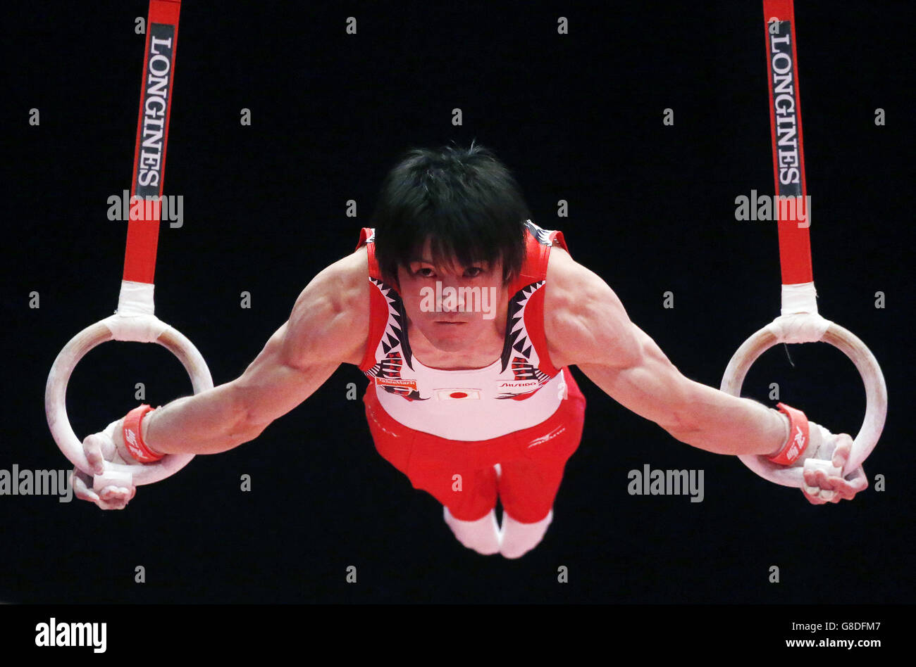 Il giapponese Kohei Uchimura compete sugli anelli fermi durante il terzo giorno dei Campionati Mondiali di ginnastica 2015 al SSE Hydro, Glasgow. Foto Stock