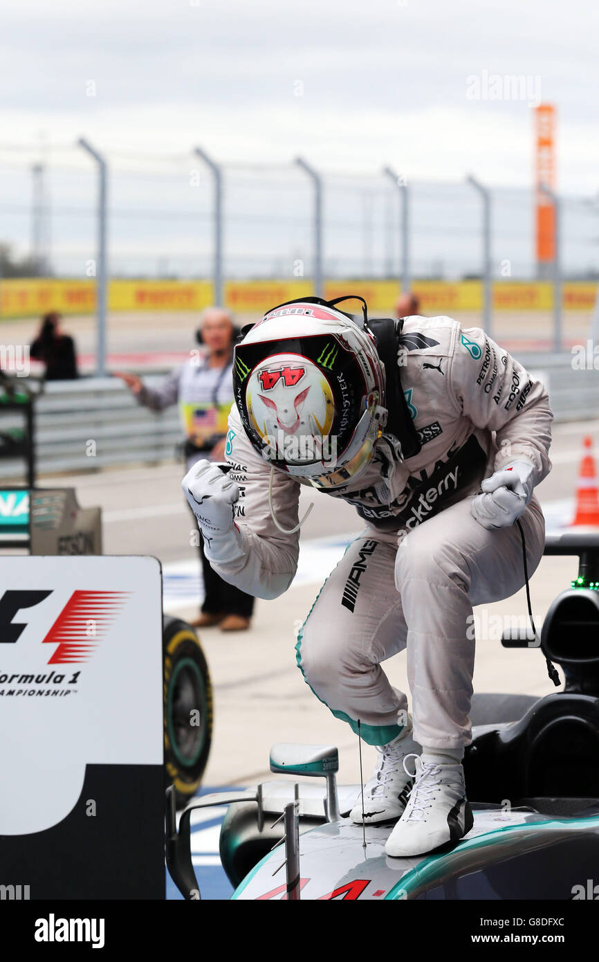 Mercedes' Lews Hamilton celebra la sua vittoria e vince il Campionato del mondo di Formula uno 2015 dopo il Gran Premio degli Stati Uniti al circuito delle Americhe di Austin, Texas, USA. Foto Stock