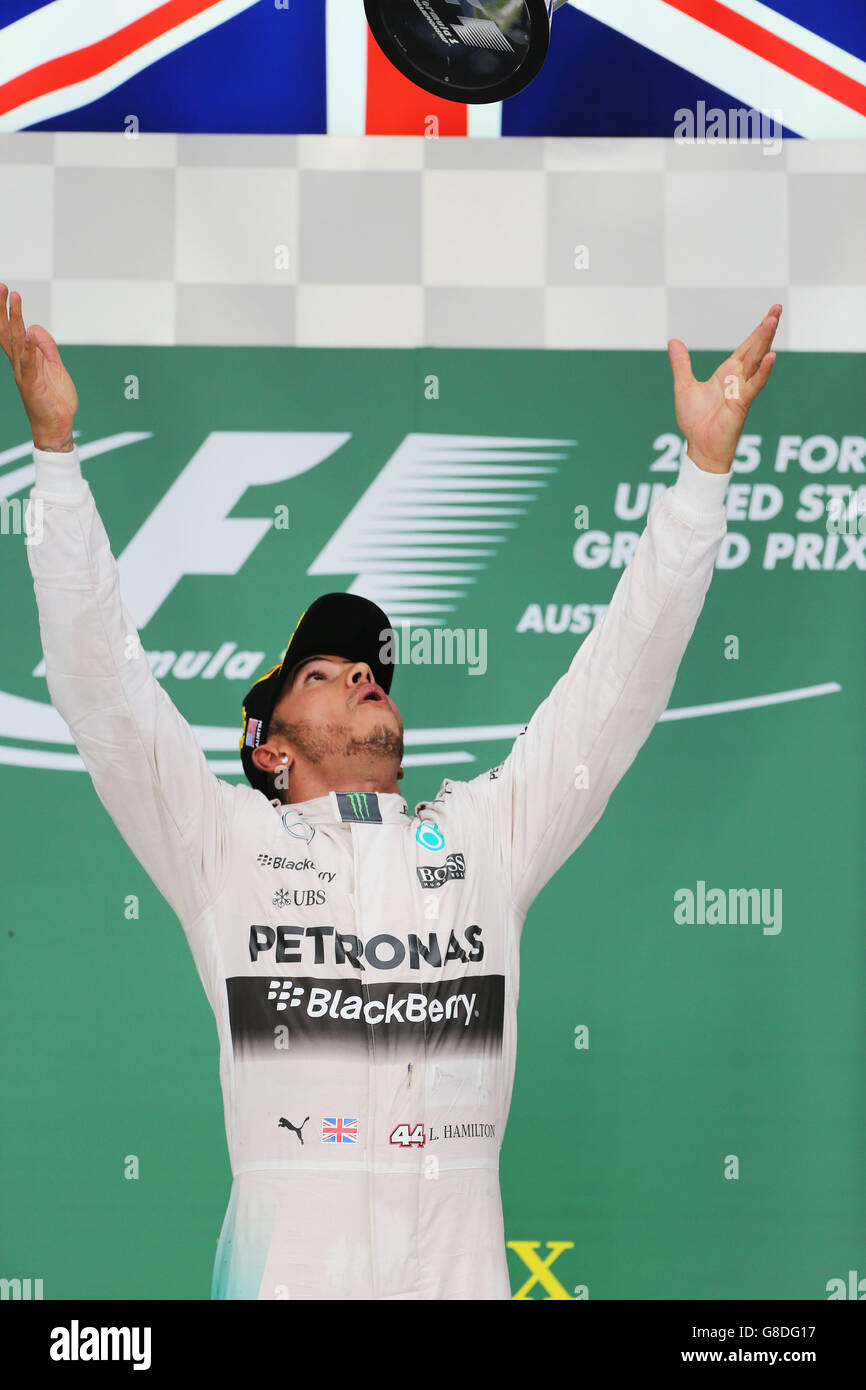 Mercedes' Lewis Hamilton festeggia dopo la sua vittoria e ha vinto il Campionato del mondo di Formula uno 2015 nel Gran Premio degli Stati Uniti al circuito delle Americhe di Austin, Texas, USA. Foto Stock